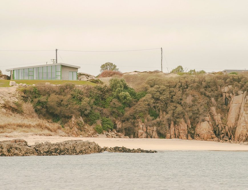 The house opens up to the east, with the views of the sea and landscape.