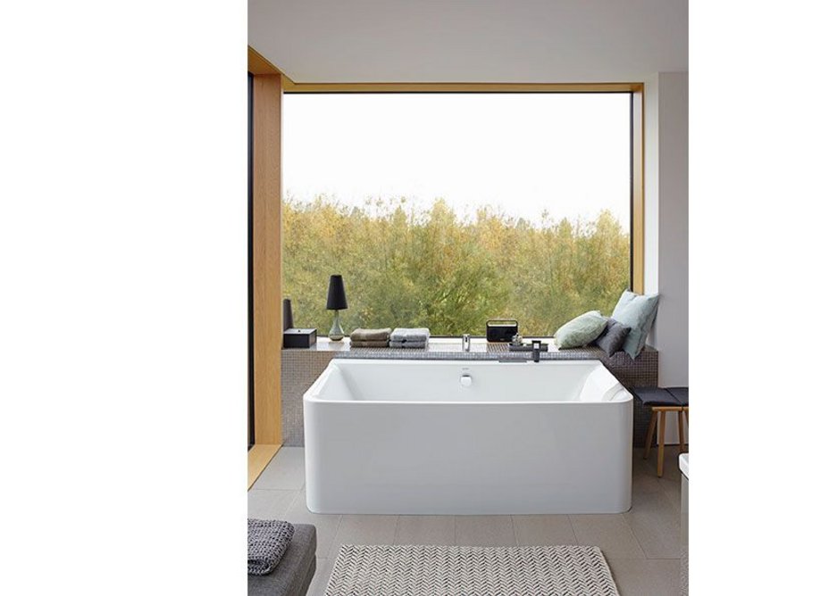 The rimless look and large radii at the  front maximise the inner volume of the  bathtub.