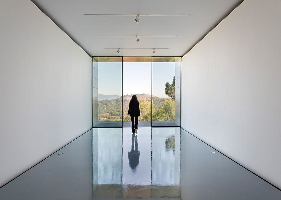 A single volume gallery space turns the view towards the Luberon Mountains.