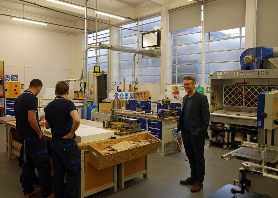 Deputy head Torsten Schmiedeknecht (right) in the well-equipped workshops.