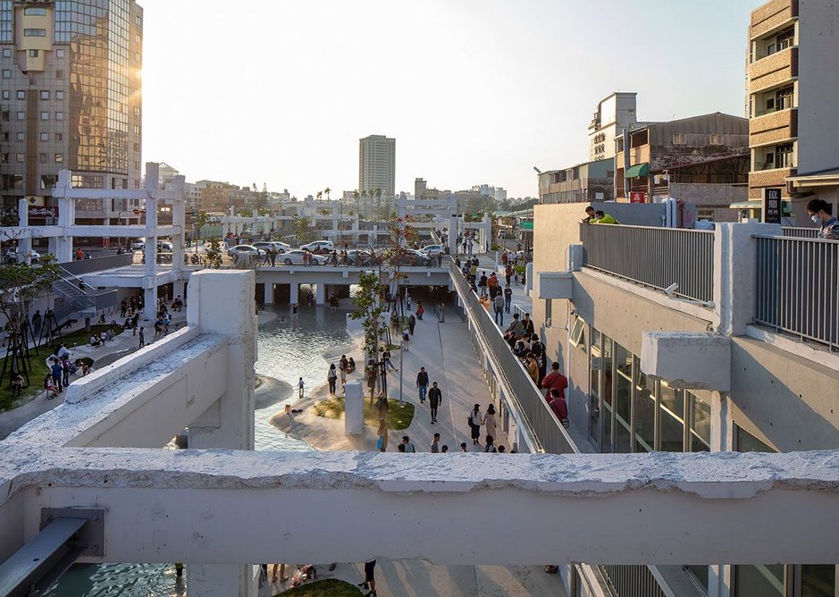 Looking from a former mall ‘pavilion’ back towards the city, the new park seems melded into the grain of the existing city