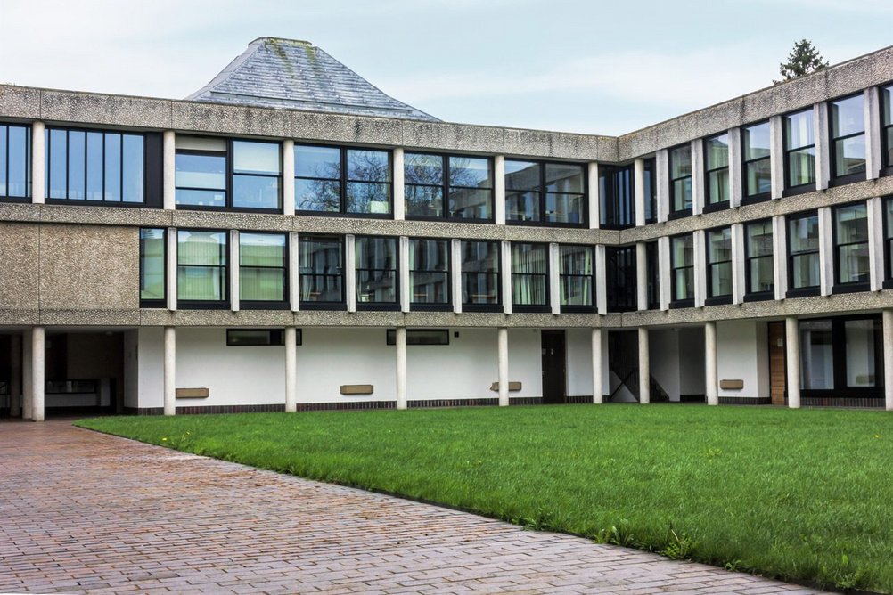 Wolfson College's Berlin Quad towards dining hall.