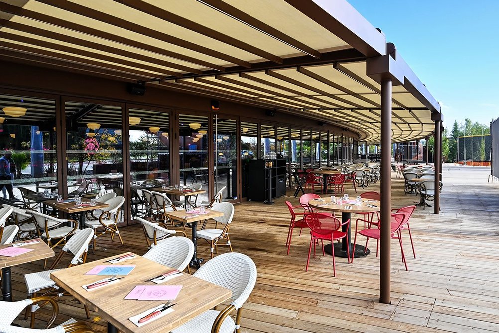 Pergola Stretch: the ideal sun and all-weather protection for a comfortable and relaxed outdoor season.