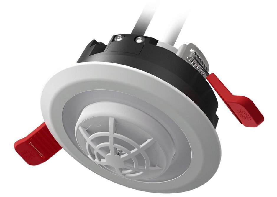 Lumi-Plugin downlight with mains-powered heat alarm: designed to link with the smoke alarm to offer complete coverage and rapid connectivity.