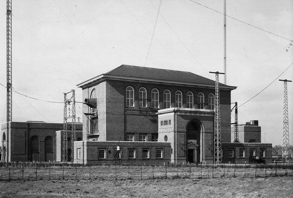 Archive image of Rugby Radio Station from the south east, complete with its original 250m high aerial masts.
