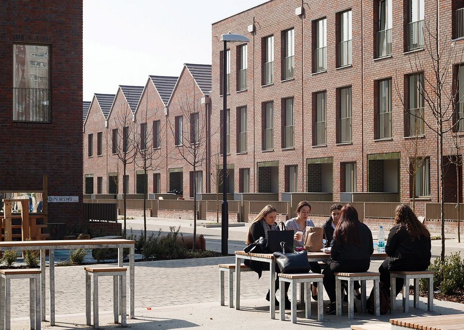 The small public square is also the starting point of the new Dujardin Mews.