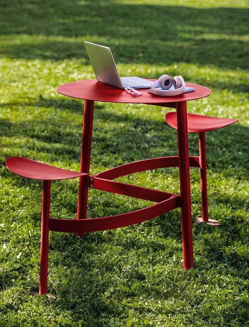 Bolder two-seater round table with seats in Chilli.
