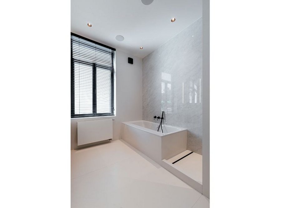 Neolith Blanco Carrara in the first-floor bathroom.