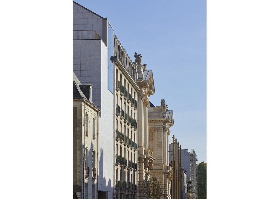 View of the new administration and archive building and main entrance from Rue Georges Clemenceau.