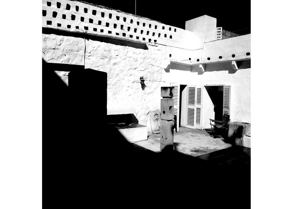 House courtyard with its sculptures and pigeonholes.