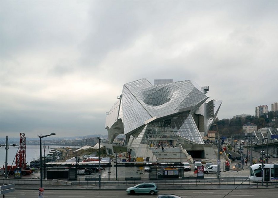 Musée des Confluences, looking south showing the Rhône on the left and the Saône hidden by the rail line and raised autoroute. Sucking down the crystal’s roof is the glazed lobby ‘gravity well’, all accessed from the entrance staircase