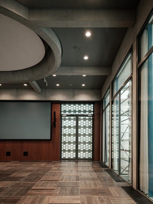 The concrete ellipse on the auditorium’s ceiling surrounds a false oculus.