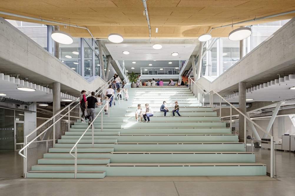The reading staircase connects the lower parts of the building, the gymnasium as well as the classes of secondary schools with the entrance hall.