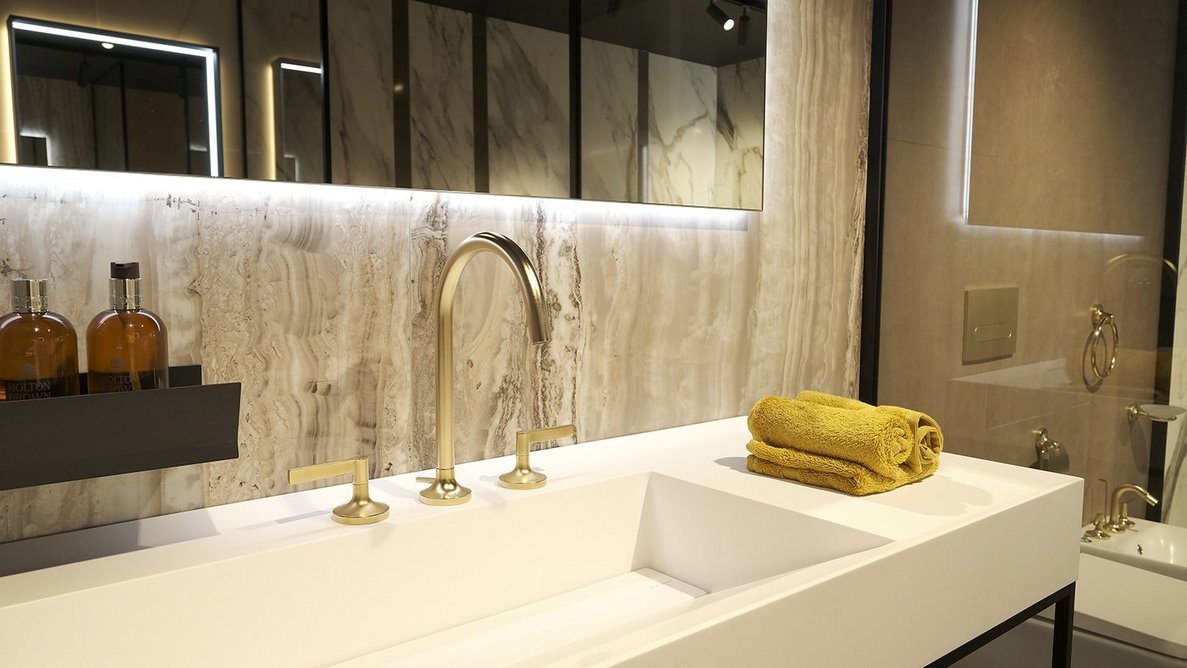 Bathroom displays highlight inspirational product combinations.