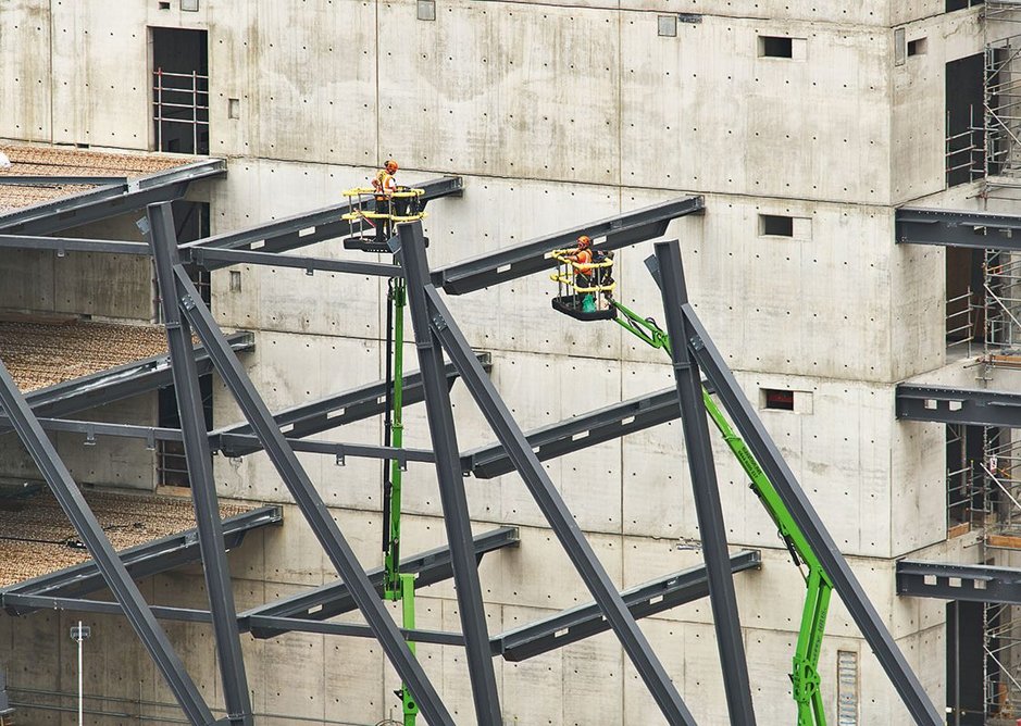 Floor beams taper at both ends to increase daylight at the facade and allow for service runs on the core side.