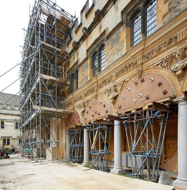 Installation of the replacement columns at Canterbury Quadrangle, St John’s College, Oxford.
