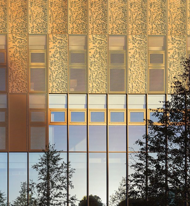 Facades are composed of concrete panels interspersed with perforated anodised aluminium ventilation panels. ‘The warm hues and natural tones of the materials play well with the changing quality of light throughout the day and the seasons, discretely animating the facades’, suggests the architect.