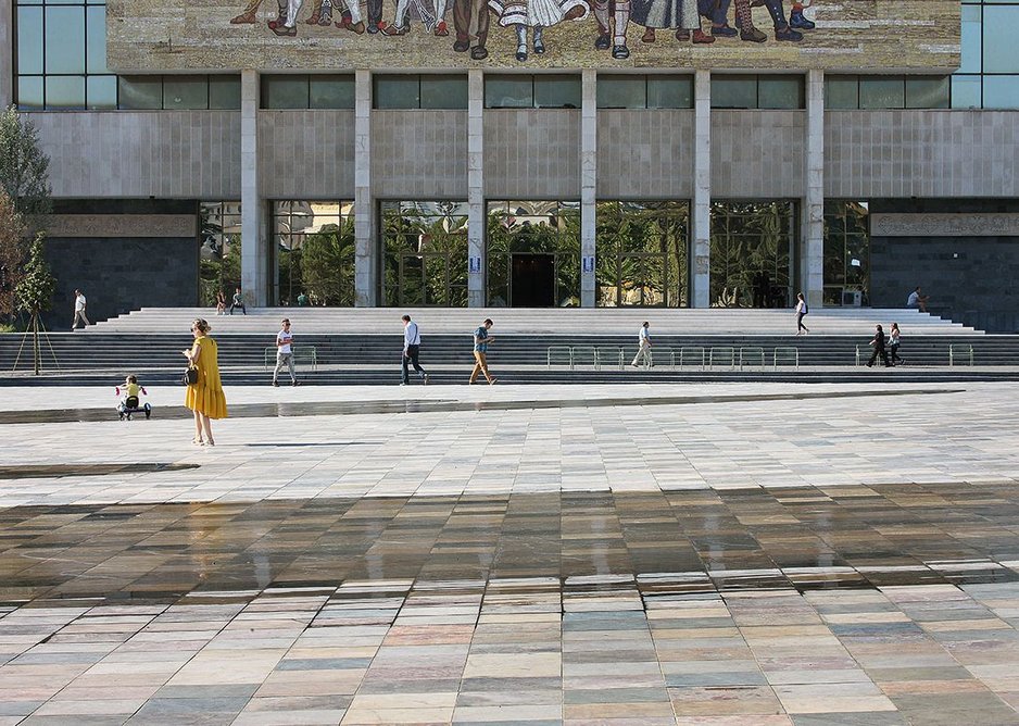 The enormous square is a subtle pyramid in section, generating trickle flows and establishing a new relationship with the buildings around.