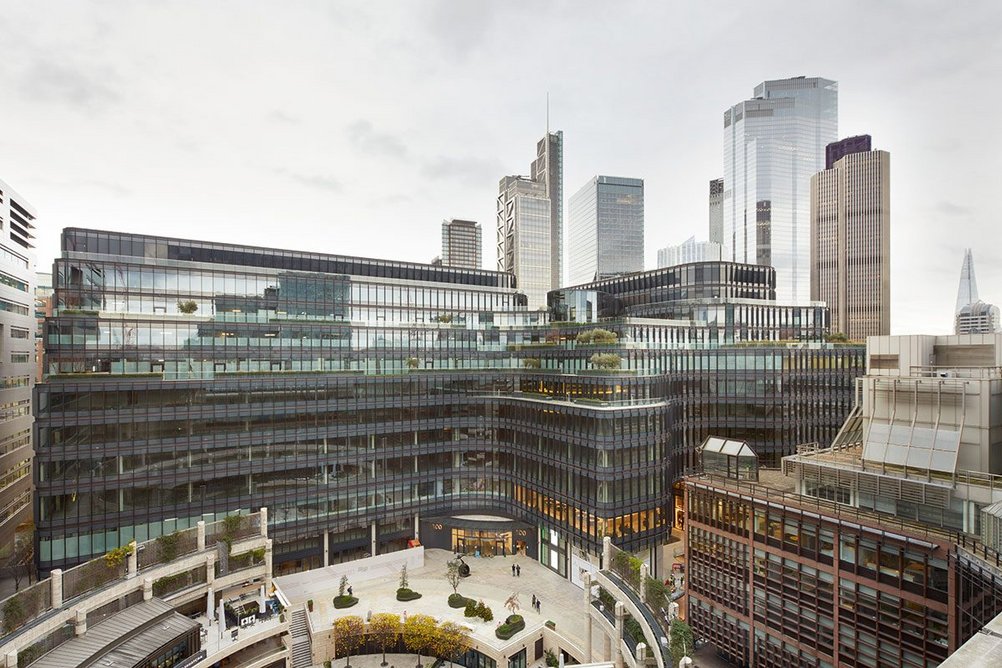 Double-height restaurant and retail units flank the entrance to the building’s north lobby on Broadgate Circle.