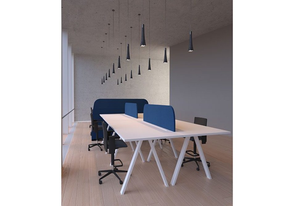 Paravan Mood desk-mounted dividers help students connect in open areas. The sound-absorbing panels support focus, concentration and collaboration while maintaining distancing.