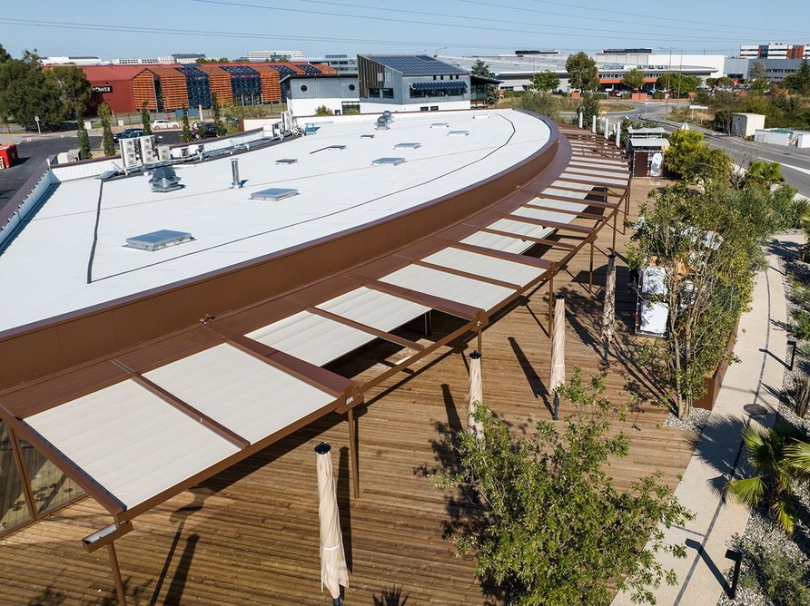 Pergola Stretch awnings have coverboards for the retracted fabric covers.