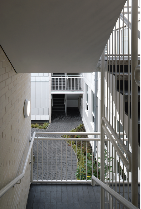 Metalwork in the common stairs was inspired by Neave Brown’s Alexandra Road estate as well as the work of Giancarlo de Carlo and Jože Plečnik.