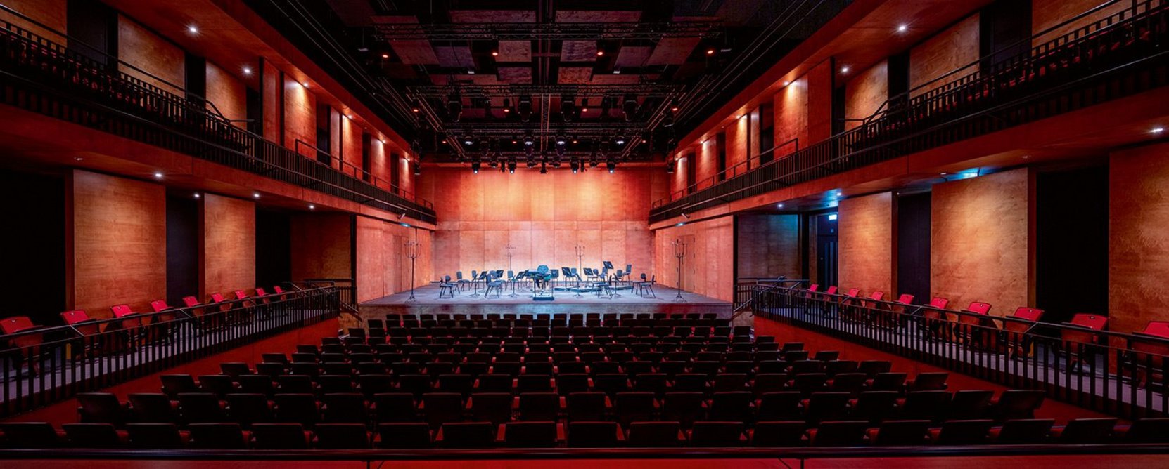 The ‘shoe box’ auditorium is spatially simple but creates good acoustics.