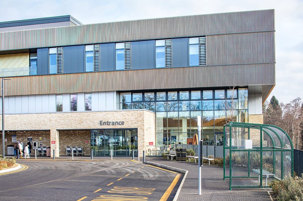 Senior’s SPW600 aluminium windows, SFG shop front system, SD commercial doors, SPW501 aluminium commercial doors and SF52 aluminium curtain wall at the Heatherwood Hospital in Ascot, Berkshire.