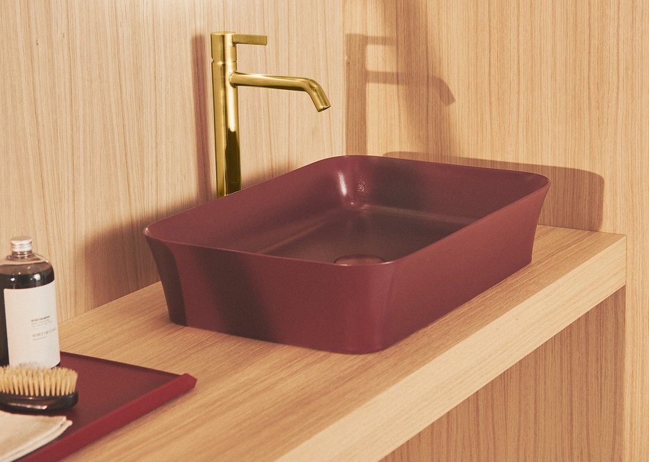 Ipalyss Vessel 55x38cm washbasin in Pomegranate with Joy Vessel mixer tap in Brushed Gold and Conca worktop in Light Oak.