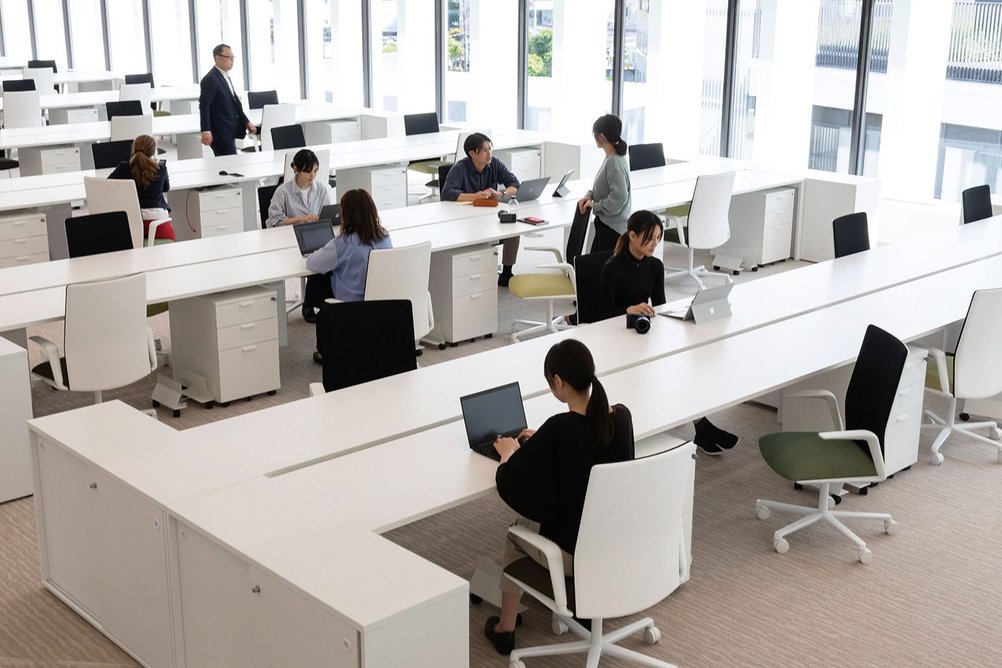 Open workspace with Arper Kinesit task chairs.