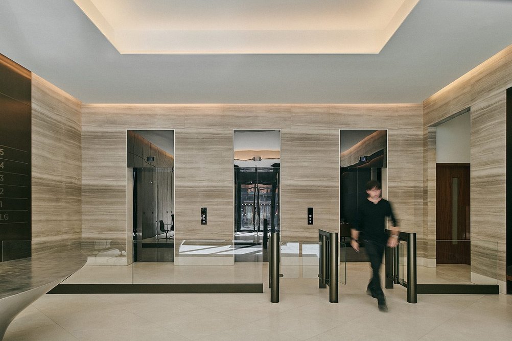 EasyGate SG compact speed gates: a high-throughput security solution perfect for small offices and corridors.