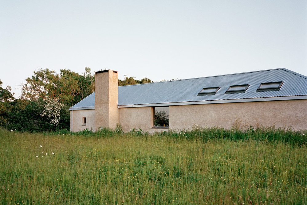 The L-shaped plan shelters occupants from coastal winds.