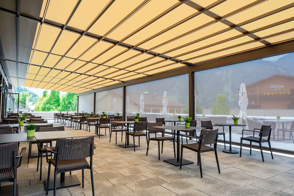 The Pergola Stretch awning has a maximum opening and width of seven metres. At Hotel Löwen five units were configured, providing 165 square metres of weather protection.