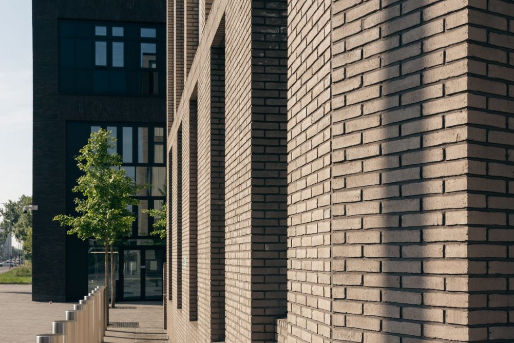 The new extension to Oddfellows Hall features Vandersanden’s Berit waterstruck facing bricks (seen in the foreground). The University of Manchester engineering and material sciences centre also incorporates the MEC Hall and buildings on Upper Brook Street and York Street, which feature Vandersanden’s Herning waterstruck bricks.