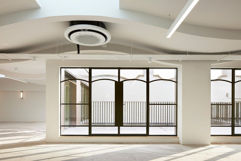 Former resident Charles Lawrence designed the new roof on the upper level when he lived there. Following the parapet line, dMFK chose to retain it.