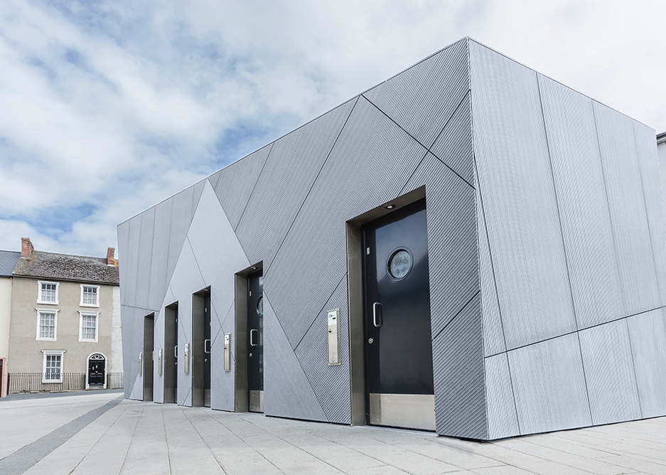 The Linea facade makes the public toilets a striking and contrasting landmark in a popular tourist spot.
