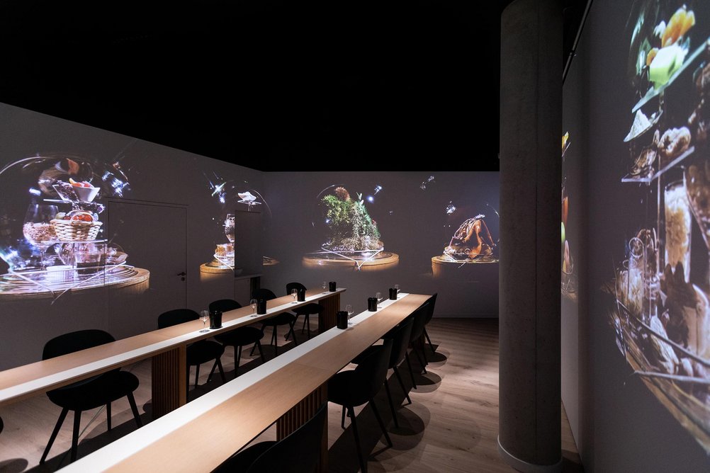 The training room of the École des Vins de Bourgogne, an interactive learning experience with 360-degree screens.