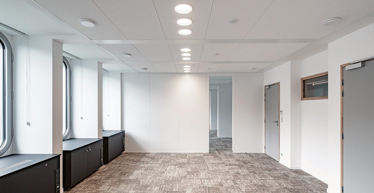 Office space partitions have full-height doors to allow for internal flow between delegation office areas. The Prouvé bespoke doors and storage wall were formerly on this right side.