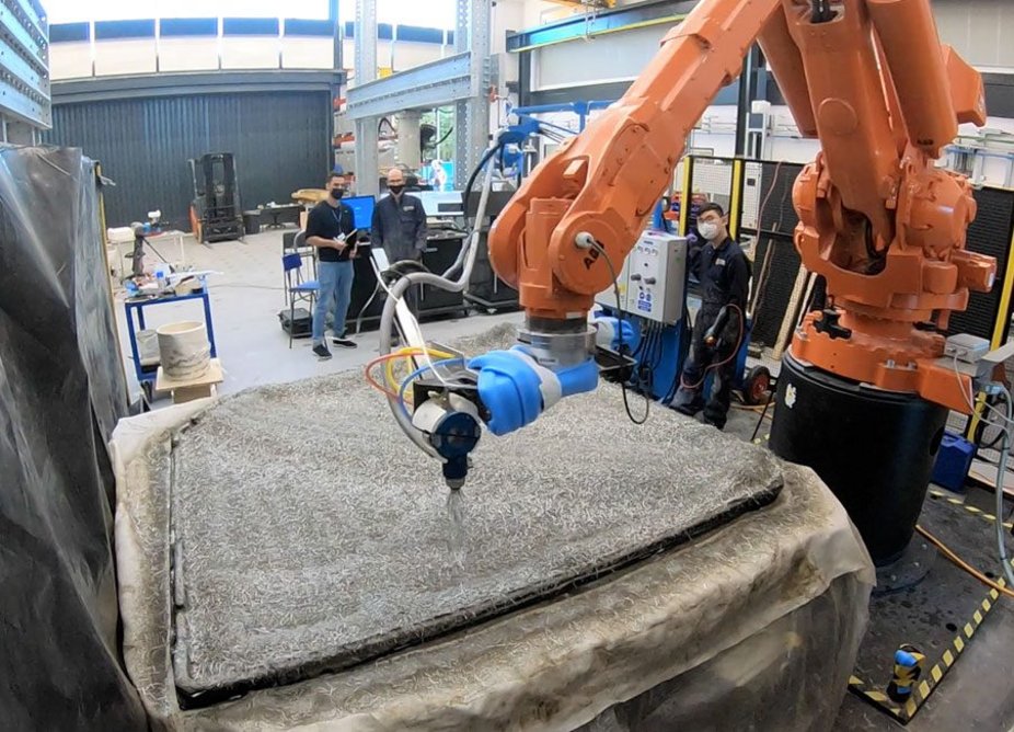 Robot spraying fibre-impregnated concrete