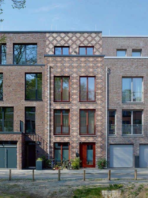 Two houses and eight maisonettes within a new street, for Finkenau Baugruppe in Germany where the goal was to create customisable and adaptable chassis while keeping costs down, completed 2019.