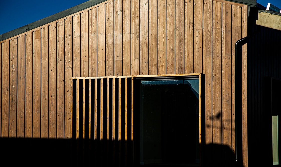 The end of terrace side elevation with its sliding brise soleil – now for effect rather than functioning as in Peak Architects’ planning drawings.