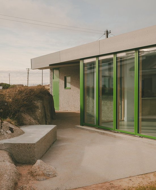 The space between the house and the rock has a certain intimacy in which ‘external rooms’ are created.
