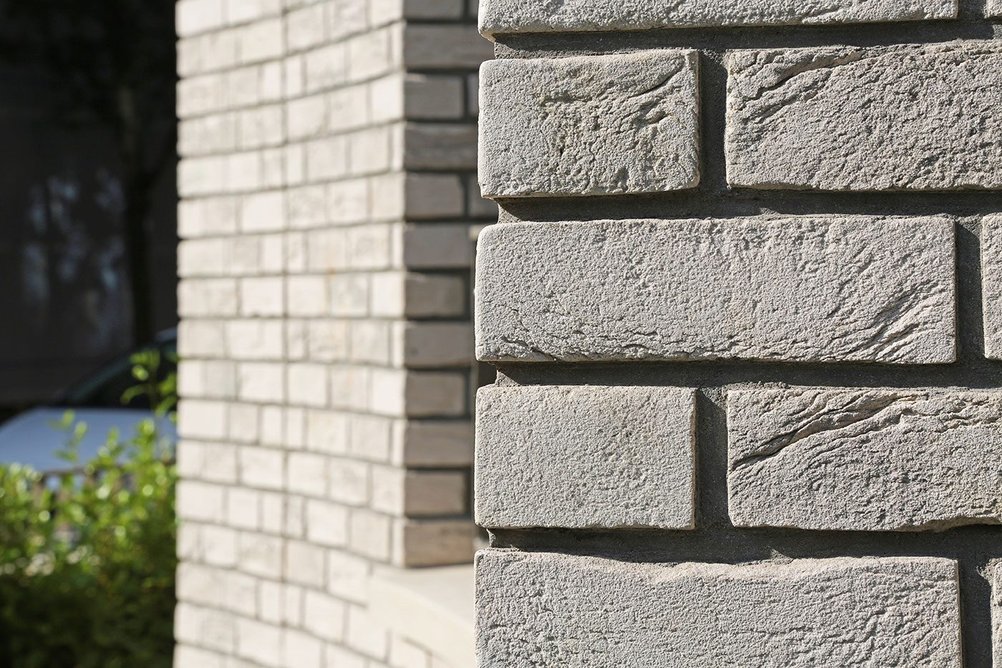 Vandersanden Lima brick. Five mortars were used, with the darkest at the base of the wall and the lightest at the top.