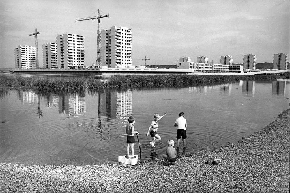 Tony Ray-Jones (photographer), Southmere Lake and Southmere Towers, Thamesmead, Greenwich, London.