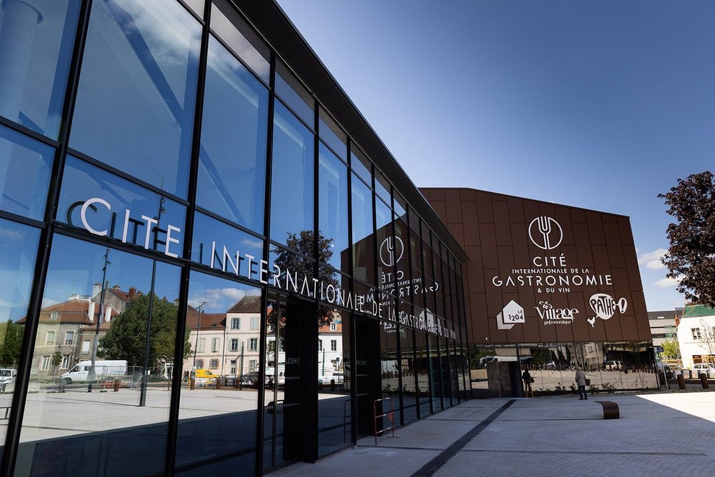 The main entrance to the centre of gastronomy, the exhibition hall and cinema to the right.