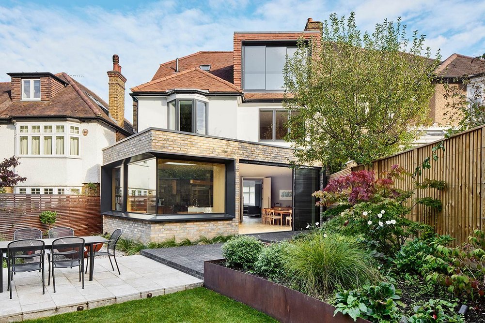 Mulroy Architects’ extension projects diagonally to orientate views towards the nearby Queen’s Wood.