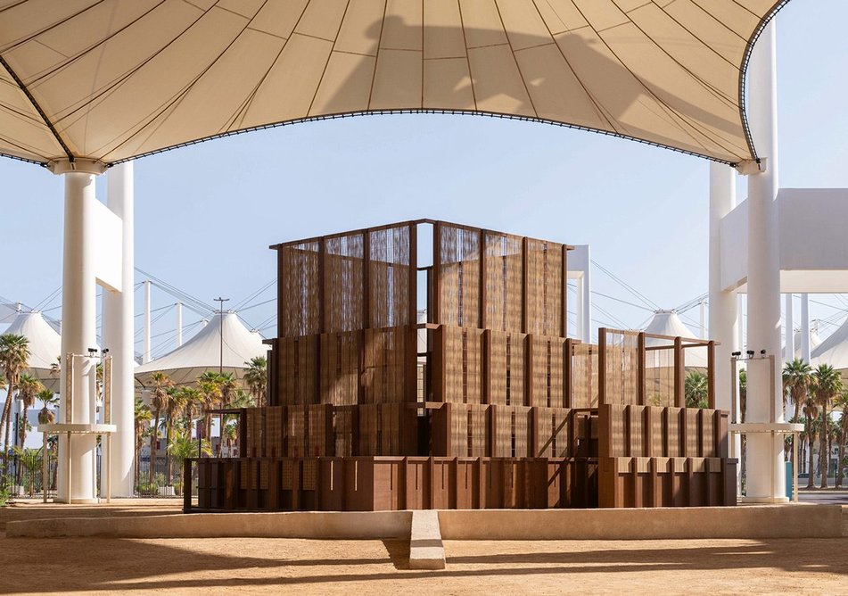 The temporary prayer space was inspired by weaving traditions and made from palm tree waste.