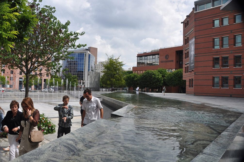 Évry public plaza, France, Kathryn Gustafson (1991)