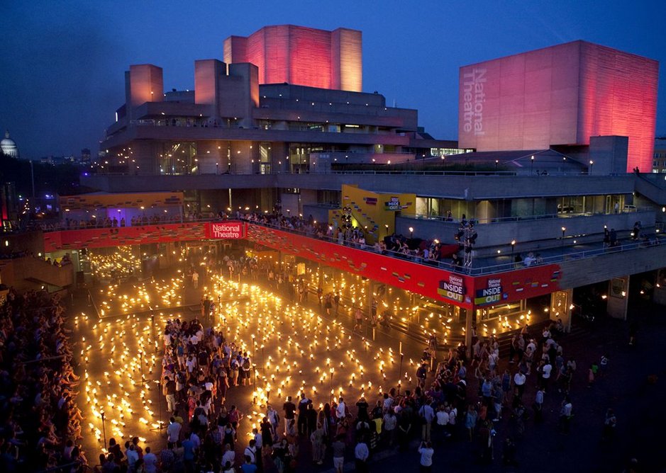 heatre Square created during the refurbishment of the 1990s, became a place for informal meeting and outside performance.