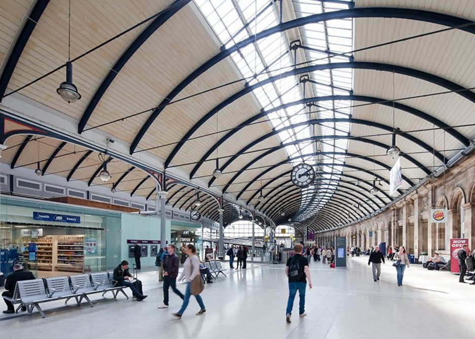 A clearer view of the concourse and its architecture.